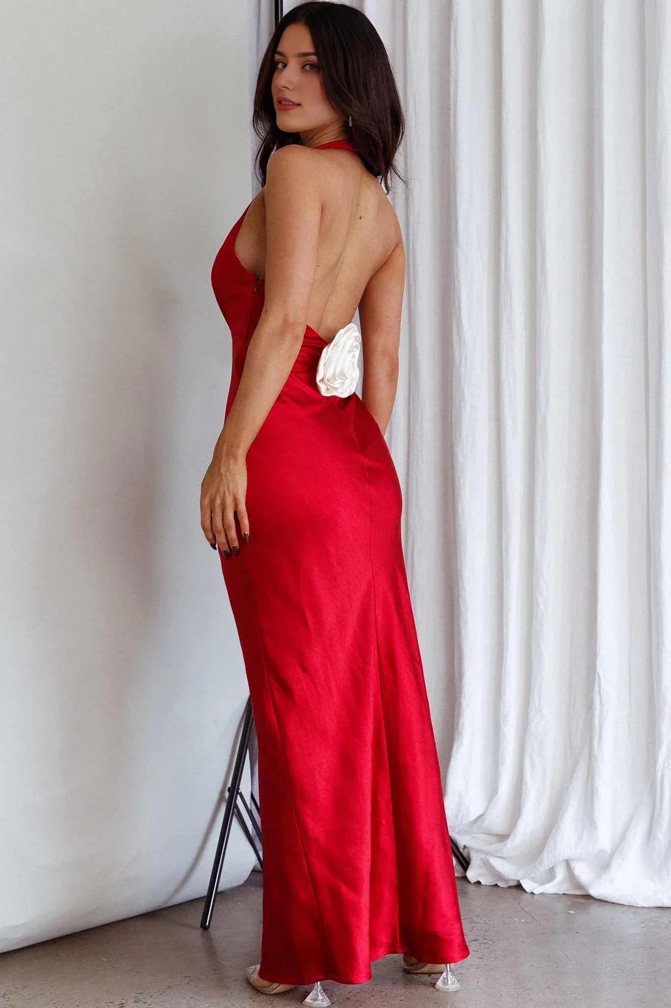 Vestido largo Weitese de satén rojo con cuello halter, escote en V pronunciado y silueta ajustada para fiesta.